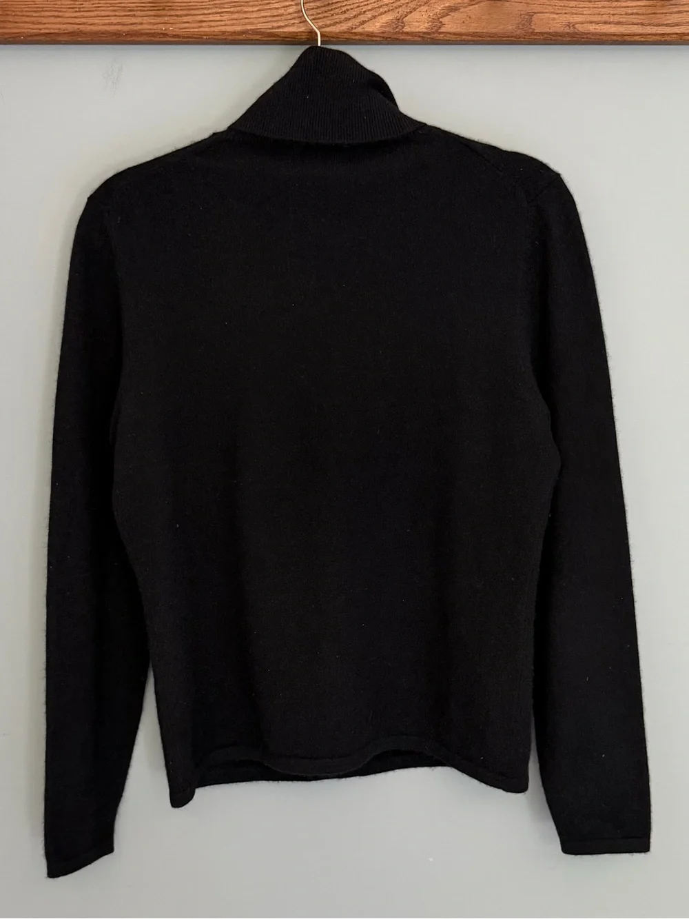 Saks Fifth Avenue 100% Cashmere Classic Black Monochrome Turtleneck Sweater